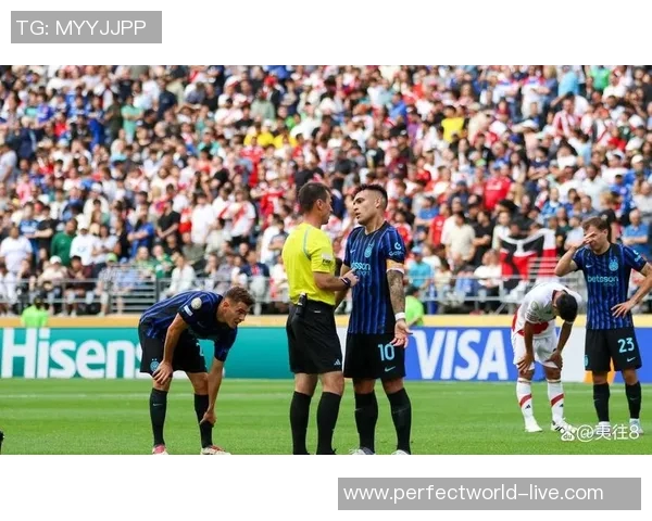 英超激战:那不勒斯与国米平局点球大战引发全场热烈反响