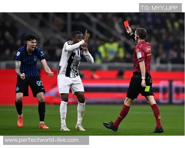 国王杯激战：拜仁与尤文图斯1比1平乌龙球引发争议判罚全场沸腾